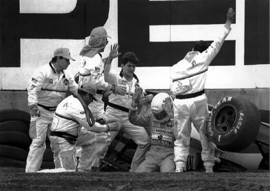 Incidente spettacolare ad alta velocit il 14 giugno del 1991 quando, durante le prove di qualificazione valide per il Gran Premio del Messico, la McLaren-Honda di Senna si ribalt e il pilota brasiliano usc miracolosamente illeso (Afp)